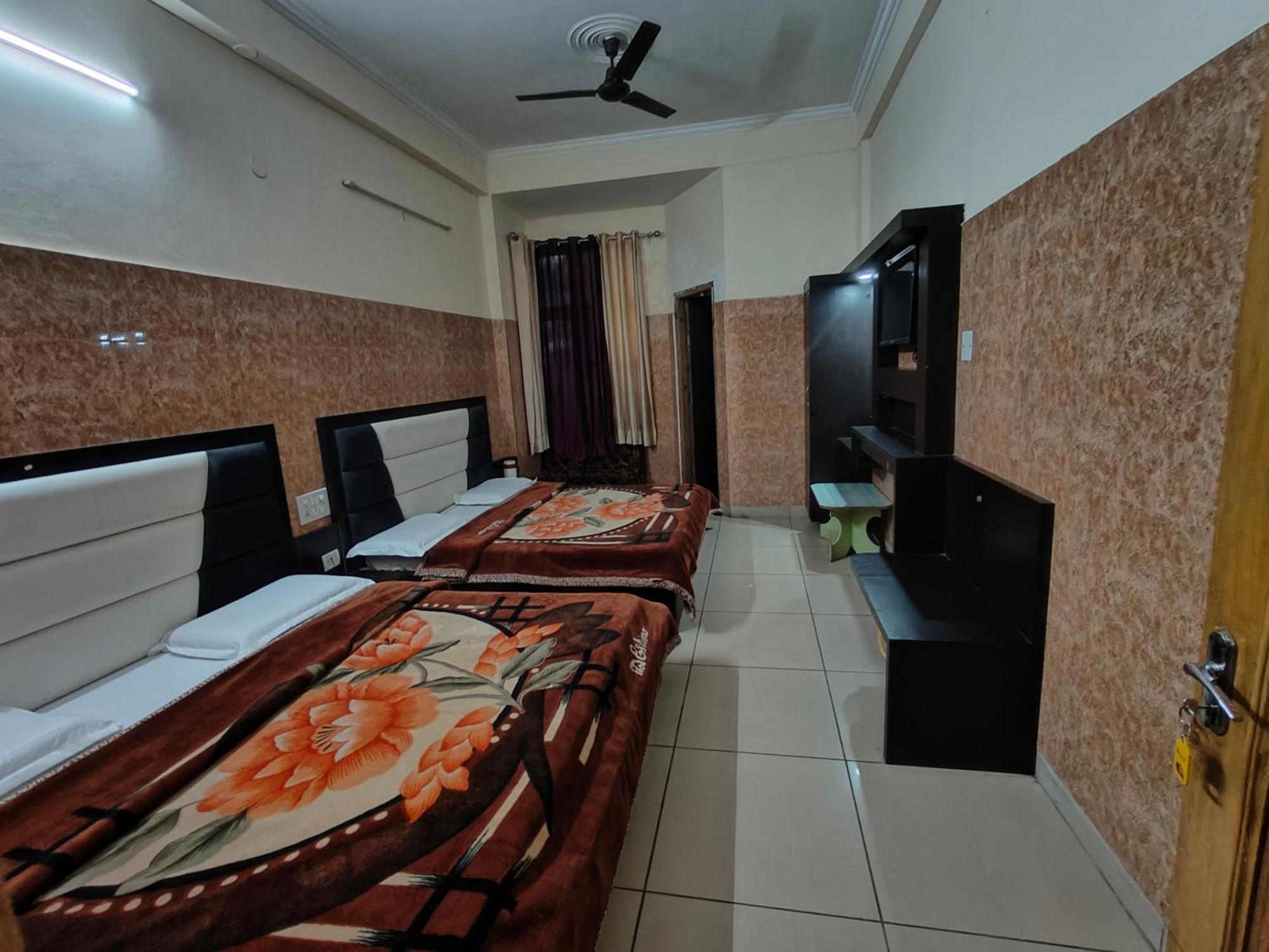 Aashirwad Hotel คาตรา ภายนอก รูปภาพ
